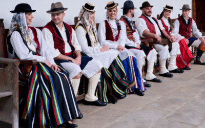 Una carpeta de láminas fomenta el conocimiento de la indumentaria tradicional
