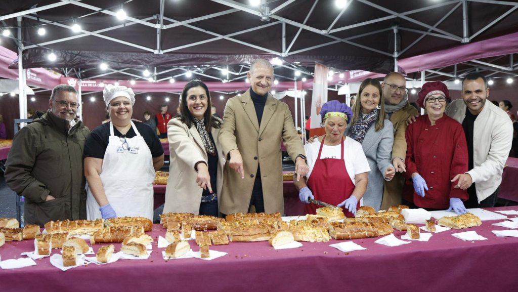 La Orotava reúne a miles de personas con su roscón de reyes gigante