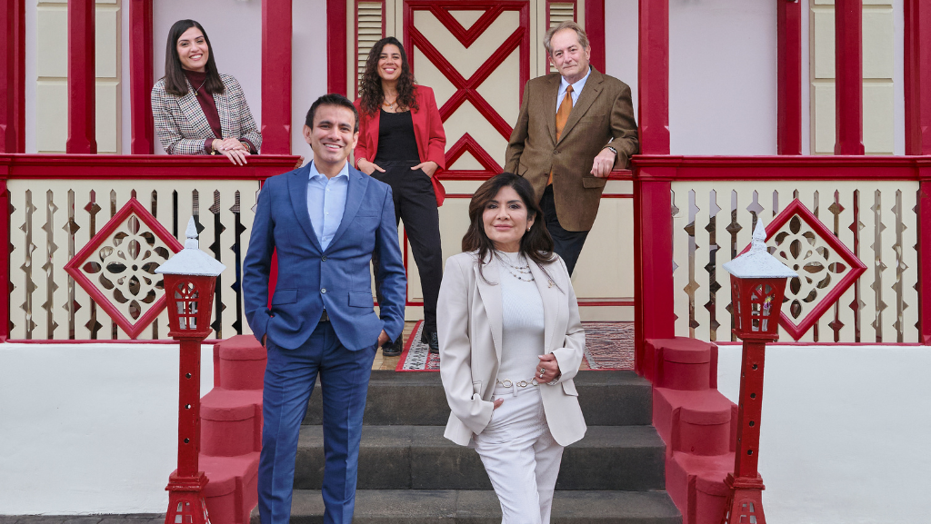 Sonia Díaz, directora médica del Instituto de Cirugía Avanzada, en primer término, junto a su equipo: Jennifer Castrillo, psicóloga; ⁠Ana Laura Hemadi, nutricionista, y los doctores Ricardo Cortés, cirujano plástico, y Eduardo Calderón, internista y médico estético.