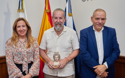 Rosa Dávila recibe al diseñador Santi Castro tras su reconocimiento nacional