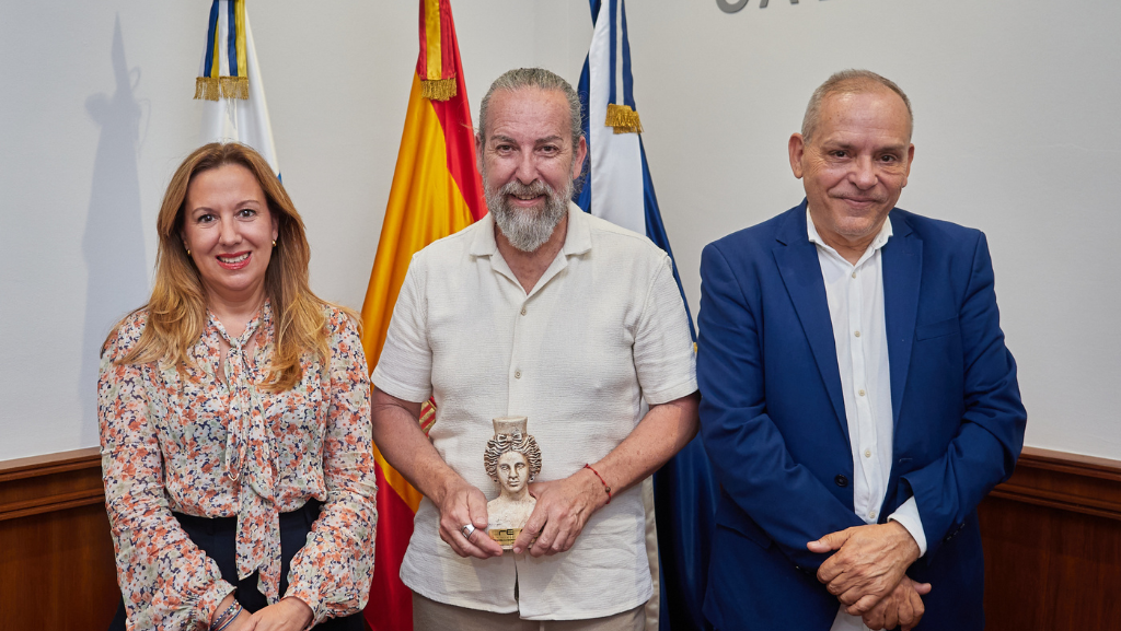 Rosa Dávila recibe al diseñador Santi Castro tras su reconocimiento nacional