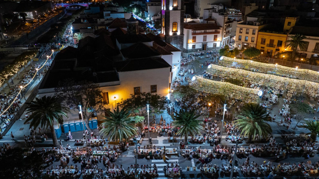 Más de 15.000 personas disfrutan del Baile del 2 de mayo en Santa Cruz