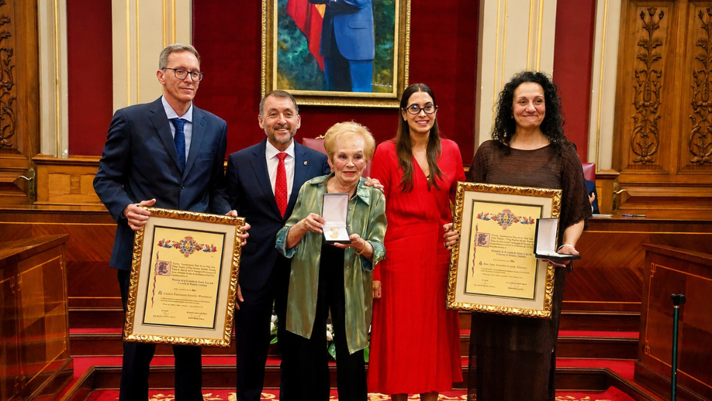Medalla al Mérito Cultural de la Ciudad a José Antonio Castro Álvarez, conocido como El Mae, y al Centro de Enseñanza Montessori