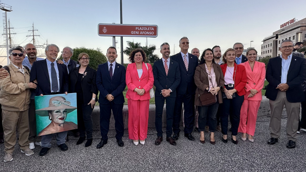 Autoridades, familiares y representantes del ámbito cultural durante la inauguración de la Plazoleta Geni Afonso en Santa Cruz.