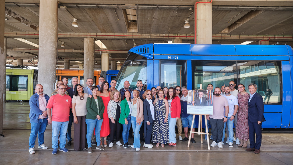 Metrotenerife homenajea a Ricardo Melchior con el vagón 101-01