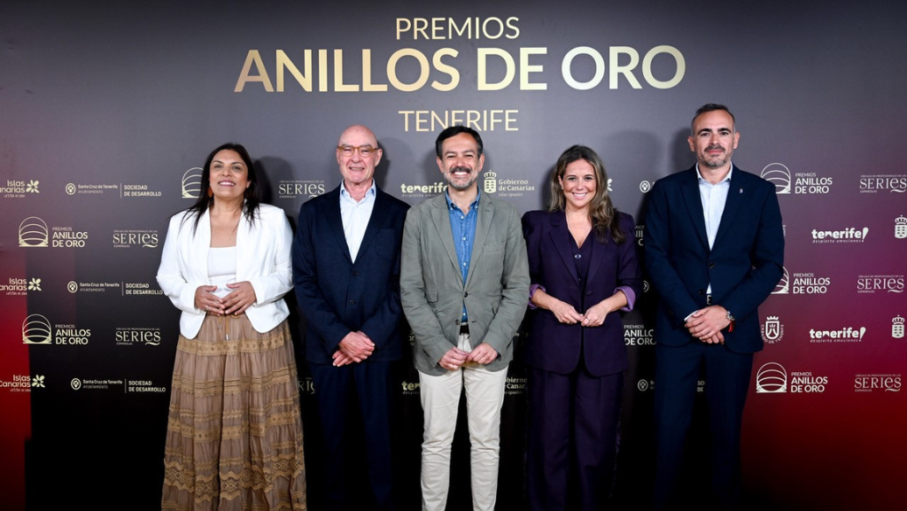 Santa Cruz acoge la I edición de los Premios Anillos de Oro 2026 con entrega de 23 galardones a series españolas y homenaje a Antonio Resines, incluyendo alfombra roja y actuaciones musicales en el Recinto Ferial.
