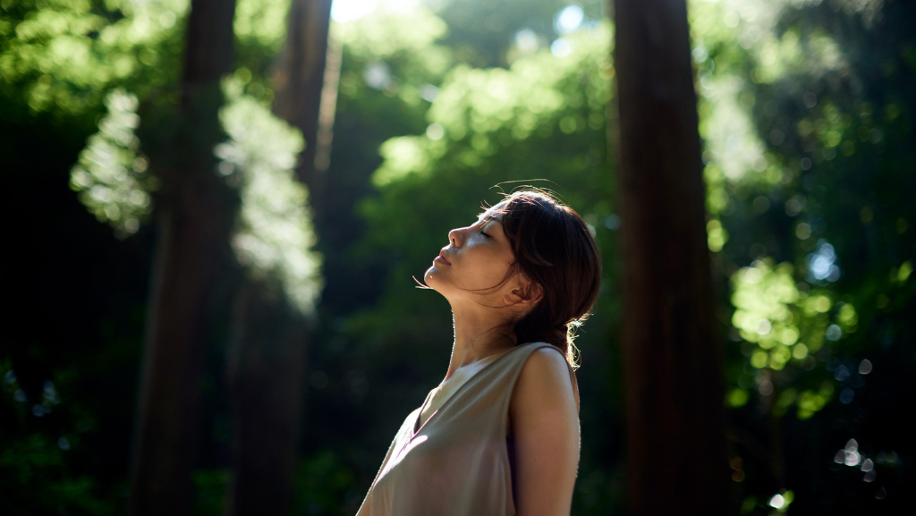 Aprende a respirar con atención plena y a reconectar con el momento presente mediante ejercicios sencillos de respiración consciente que calman la mente y el cuerpo.
