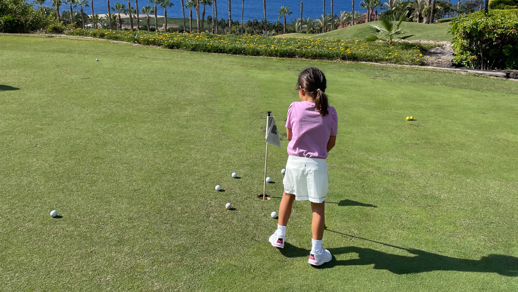 Abama Golf Academy lanza su Children’s Golf Camp 2026 en Tenerife, con clases para niños y jóvenes, actividades lúdicas y práctica en campo en un entorno único del resort.