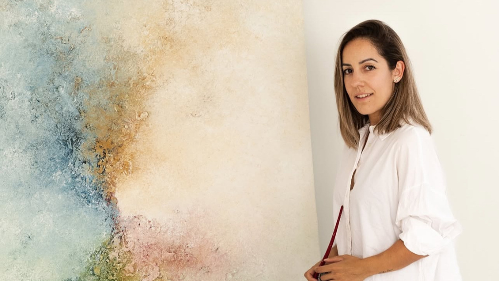 Descubre la obra de Laura del Pazo: pinturas inspiradas en la naturaleza de las Islas que crean atmósferas delicadas, equilibradas y etéreas para tu hogar.