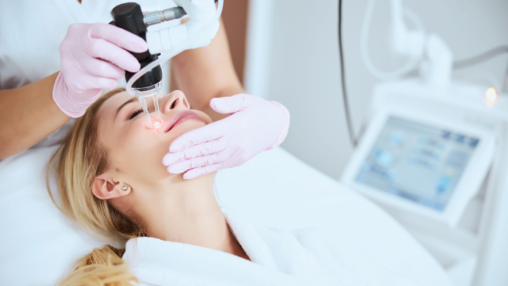 El resurfacing cutáneo actual no solo trata imperfecciones superficiales, sino que mejora tono, poro, tersura y uniformidad, aportando firmeza y efecto lifting.